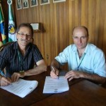 Prefeito e Itacir durante a assinatura do contrato